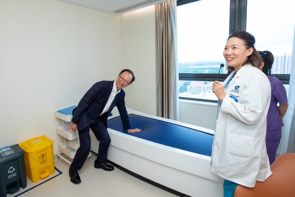 周曉梅醫師向傳媒介紹月子服務包括可提供水療服務，梁錦松大感興趣