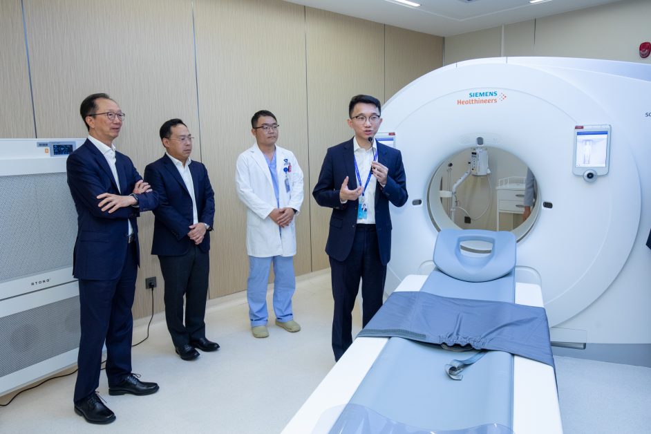 蕭毅晃以磁力共振造影(MRI)為例，香港私院約$6000-$8000，在公院則要輪候排期56星期，但和睦家的價格約是香港私院的八折。