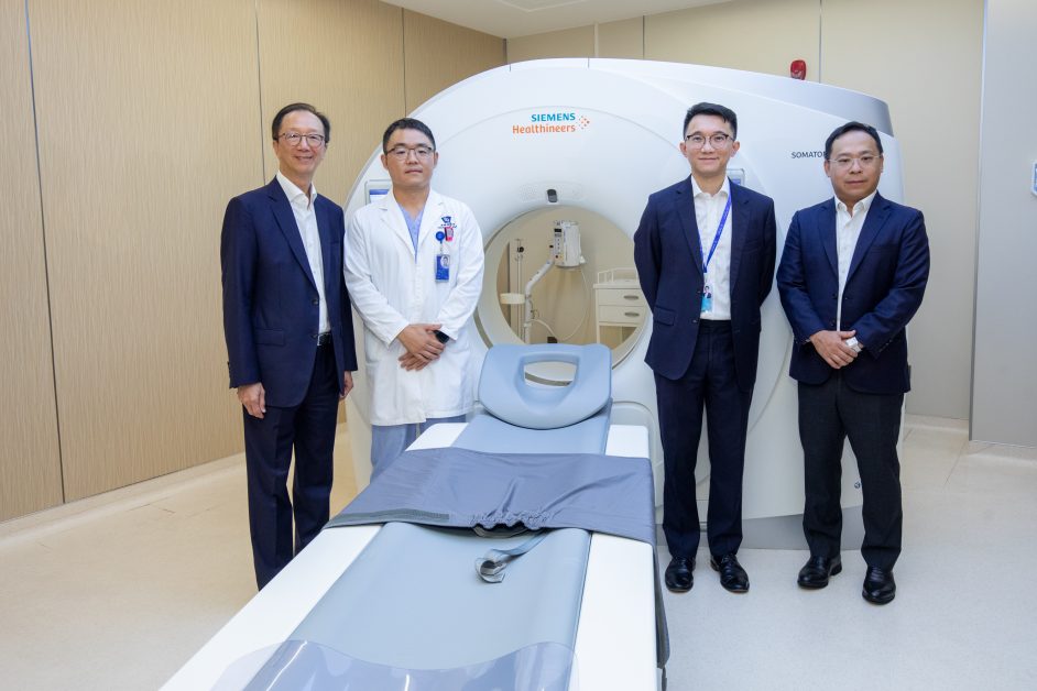 左起）梁錦松與影像技師寧宏波、新風天域執行董事蕭晃毅及希愈總經理譚君杰合照