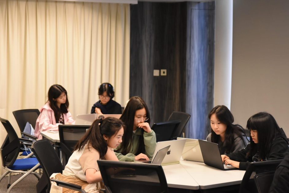 學生在黑客松要按題目即時發揮創意，與組員一同構思最適切的AI作品。