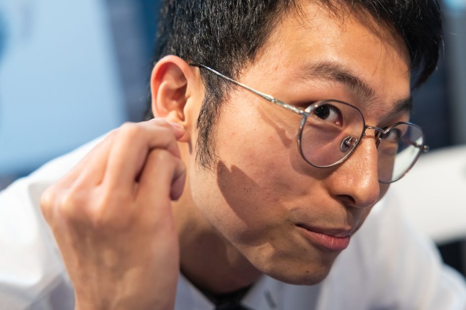 莊錦濤示範如何測試聽力。