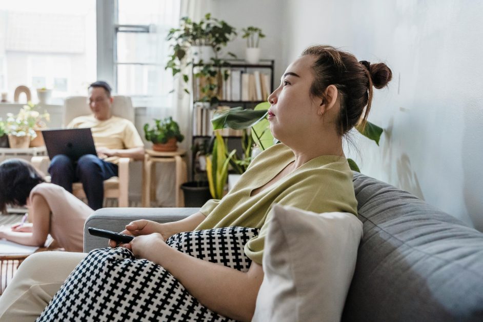 易喊或無動於，取決於情緒機制。
