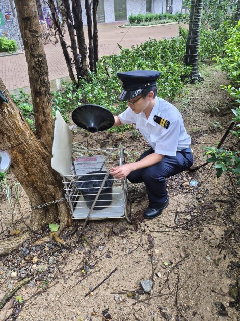 食環署人員巡視北區上水一公共屋邨，並檢查新型捕蚊器。