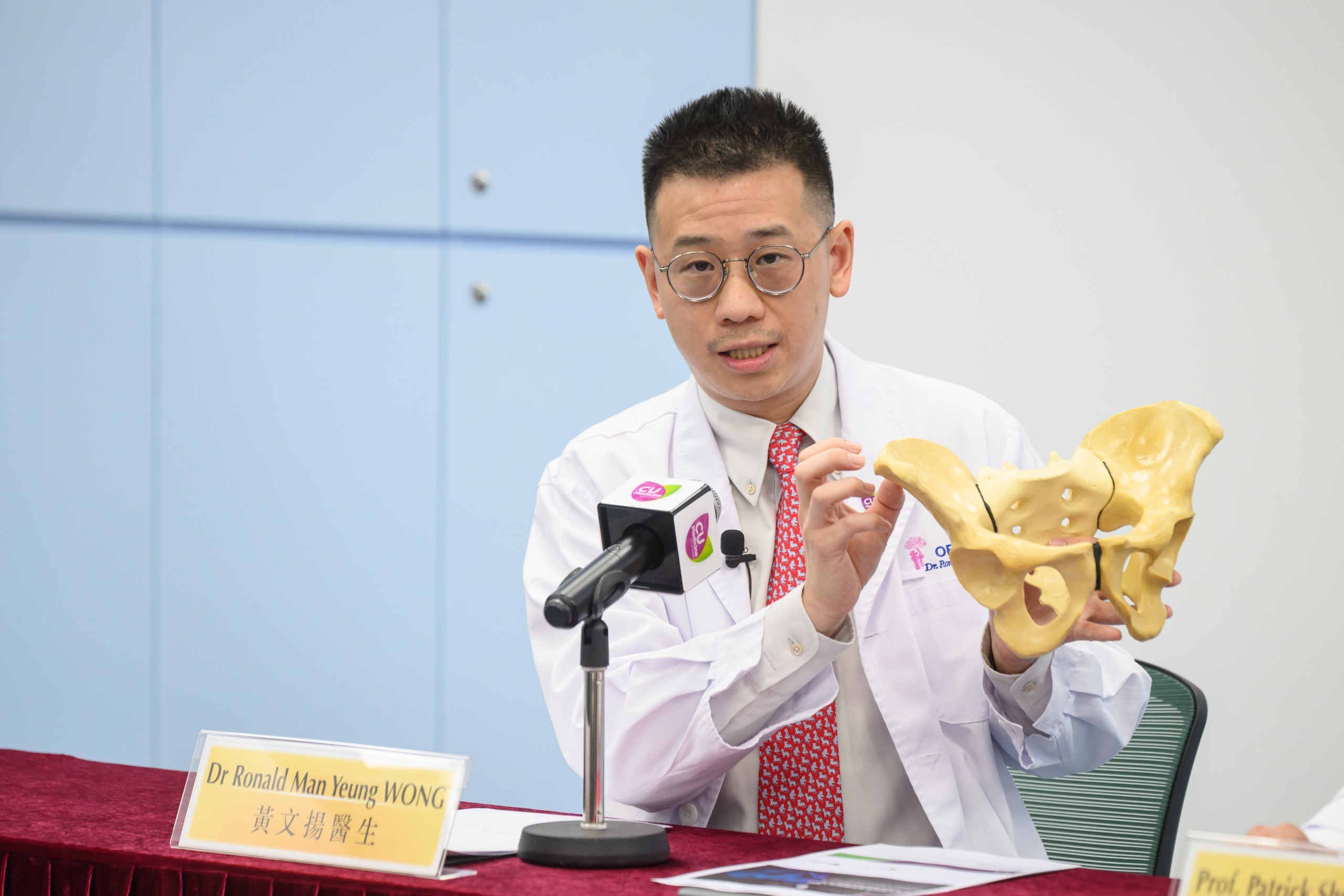 中大醫學院矯形外科及創傷學系臨床副教授黃文揚醫生。
