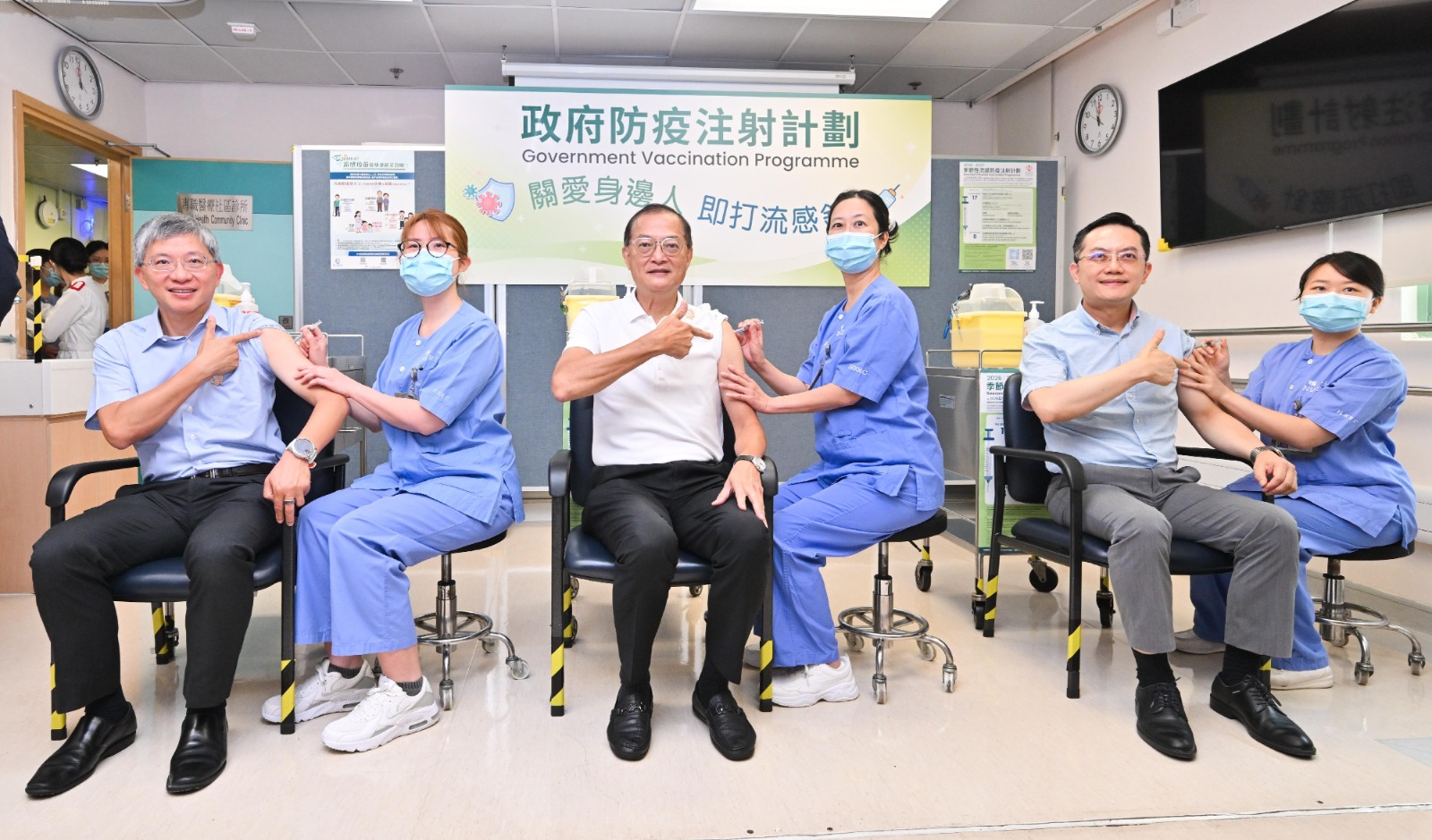 醫務衞生局(醫衞局)局長盧寵茂教授九月七日在西灣河家庭醫學診所接種季節性流感疫苗。